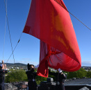 Presis klokken 08.00 ble Kongens festflagg heist på Slottets tak. Foto: Sven Gj. Gjeruldsen, Det kongelige hoff